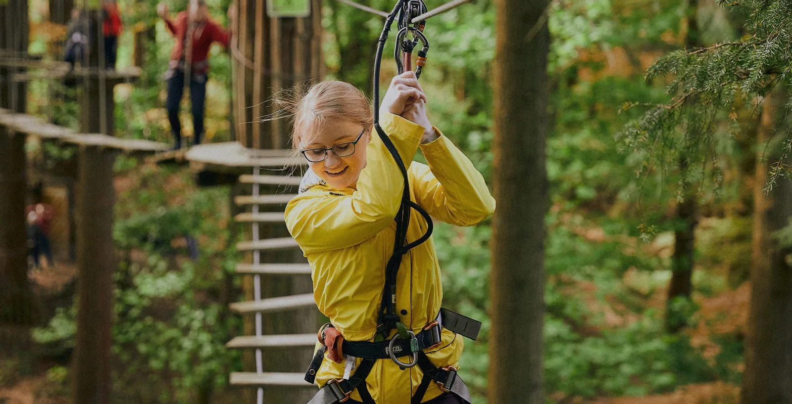 Tiroliană în parcul de aventură, în timpul unei tabere SuperCamp